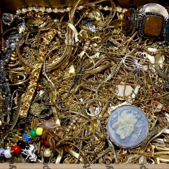 ❤️NEW 1 LB “BOTTOM OF THE BOX” jewelry lot~ Brooches rings pendant Treasure Hunt - Picture 2 of 4